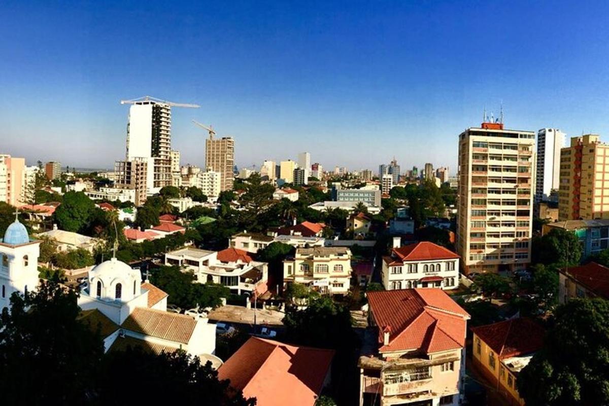 una vista de una ciudad con edificios altos
