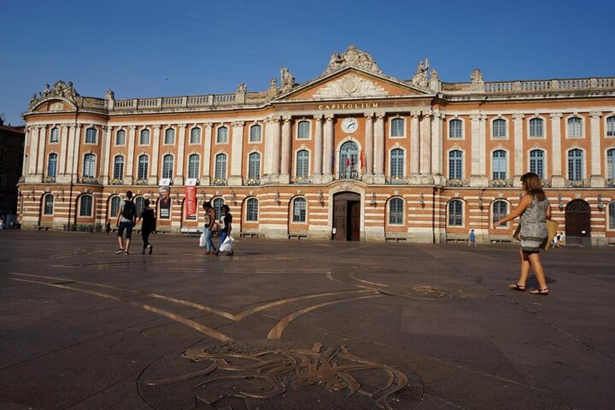 um grupo de pessoas caminhando em frente a um grande edifício