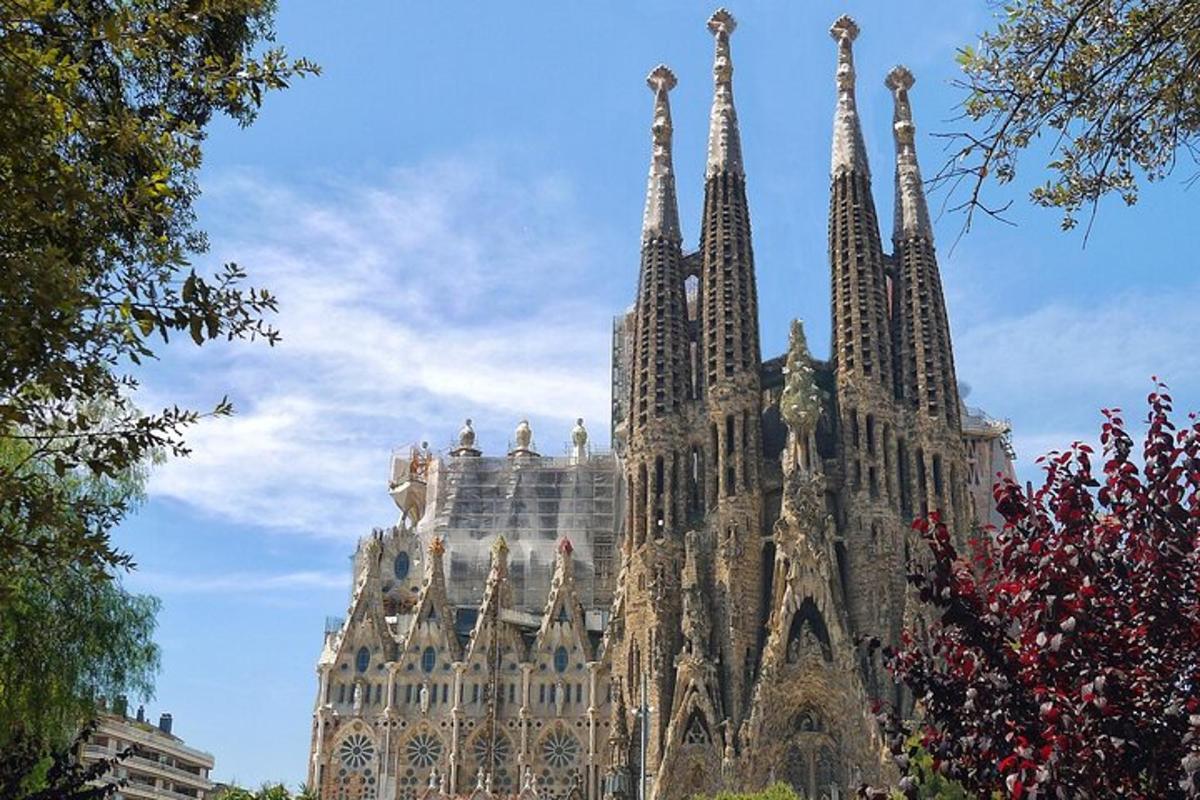 Un gran edificio con muchas torres en la parte superior.