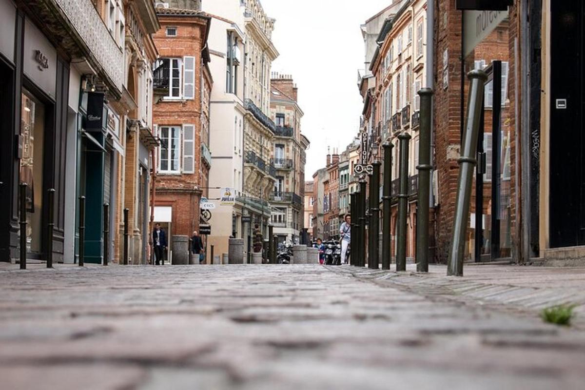 uma rua vazia em uma cidade com prédios
