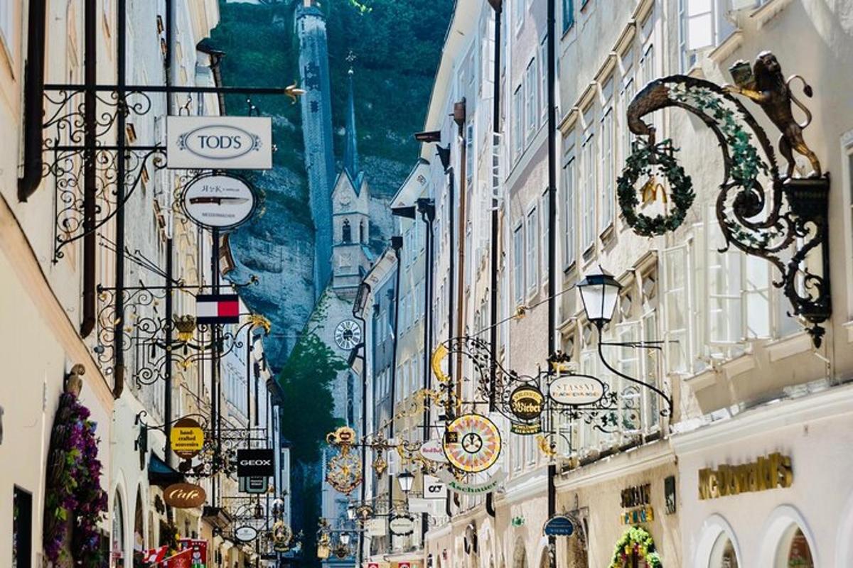 pogled na mestno ulico z zgradbami