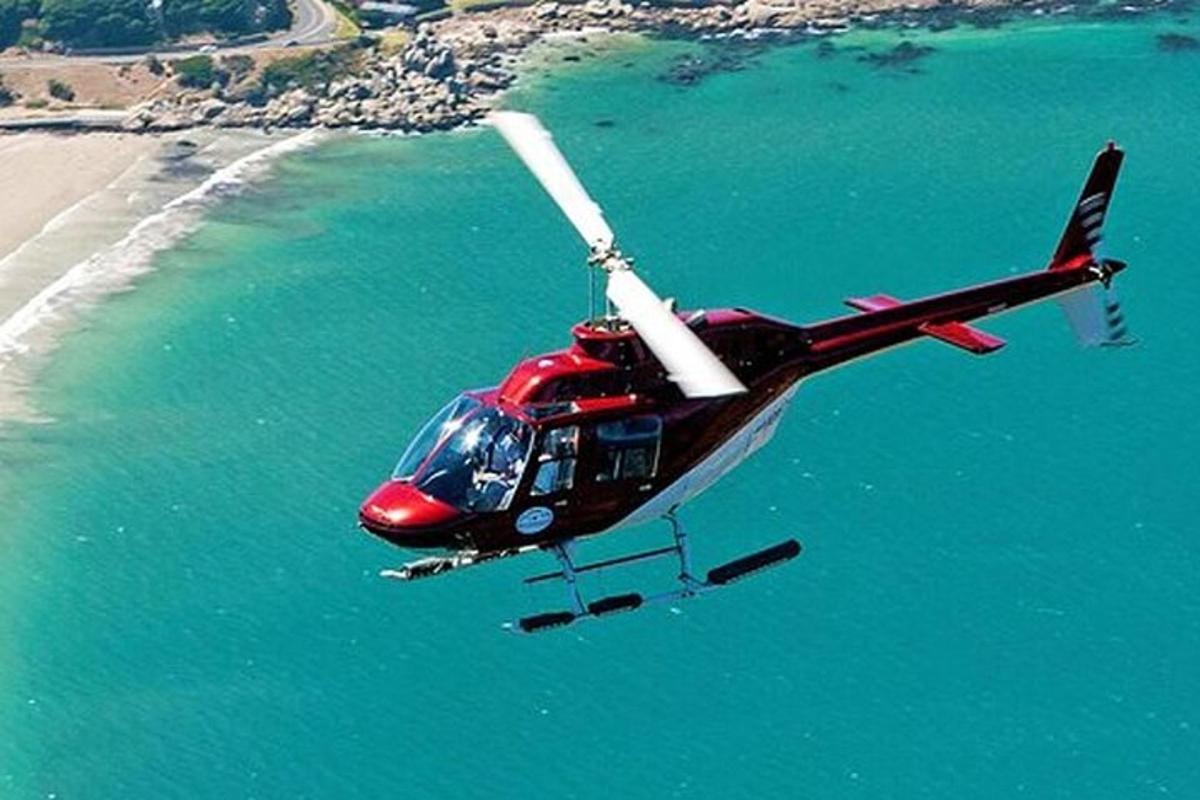 punane helikopter lendab üle veekogu