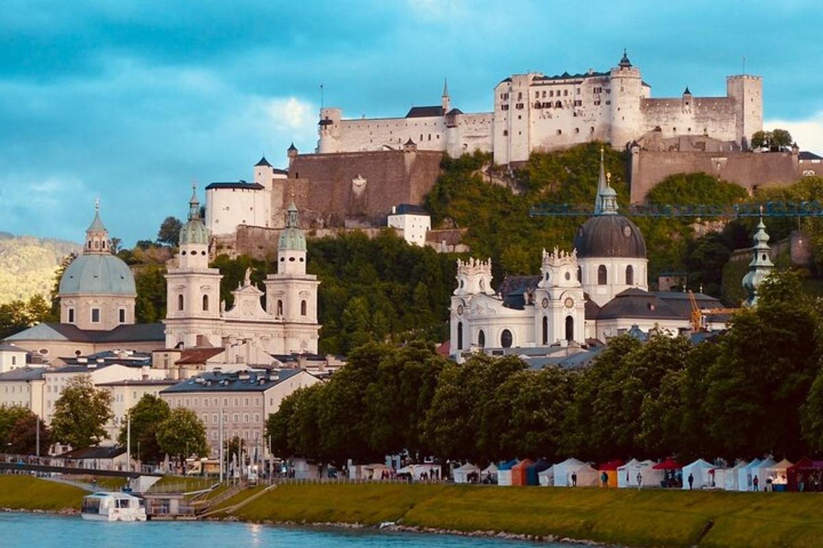 mesto z gradom na vrhu hriba