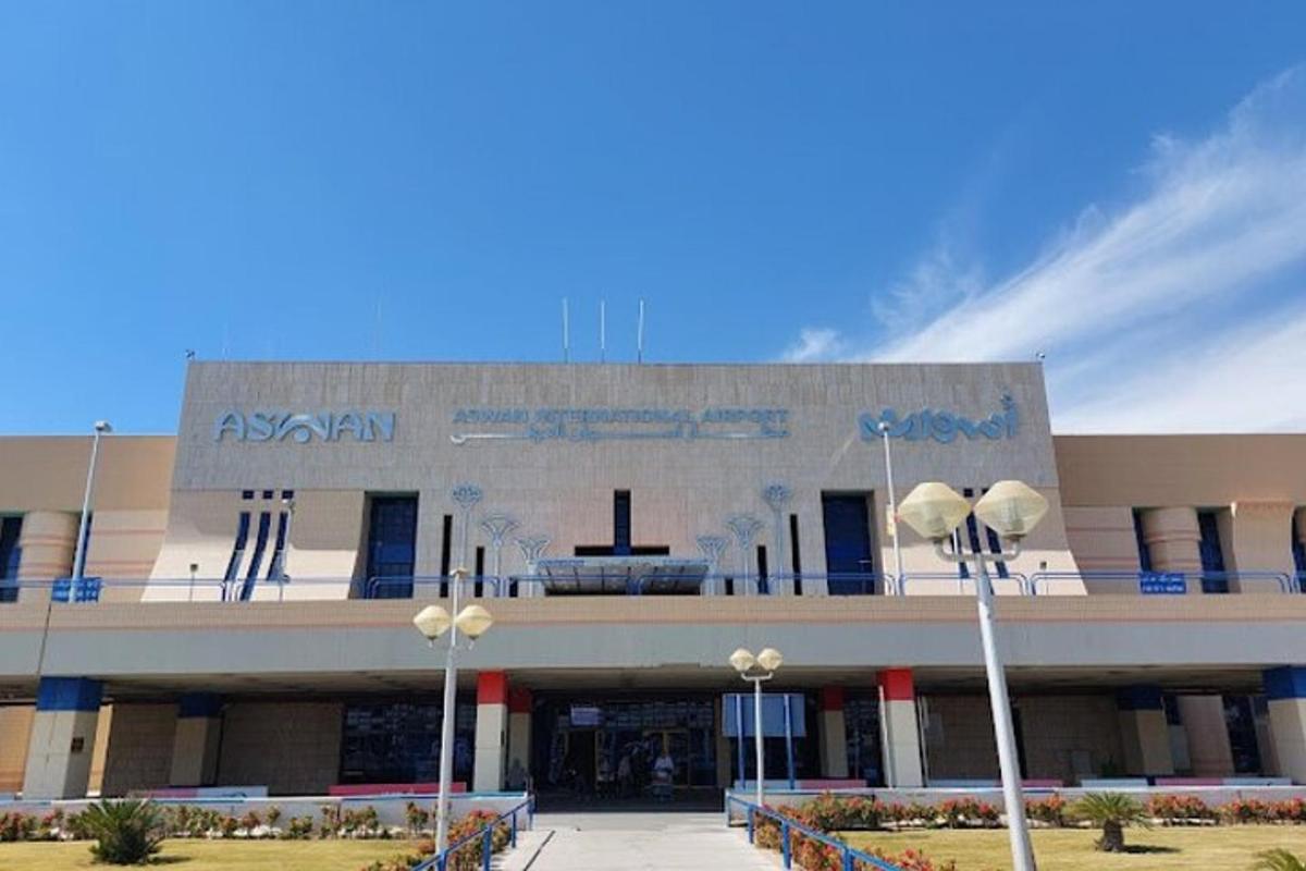 ένα κτίριο με μια πινακίδα στην πρόσοψή του