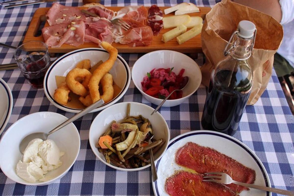 uma mesa com pratos de comida sobre uma mesa