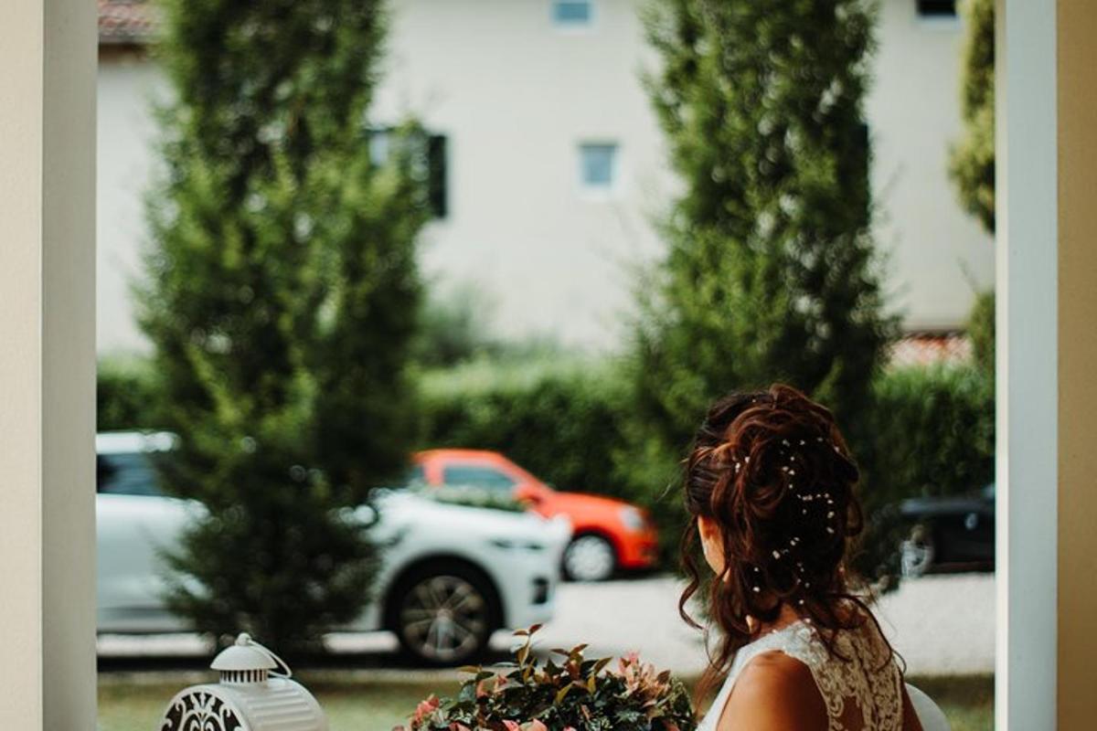 naine seisab valge auto ees