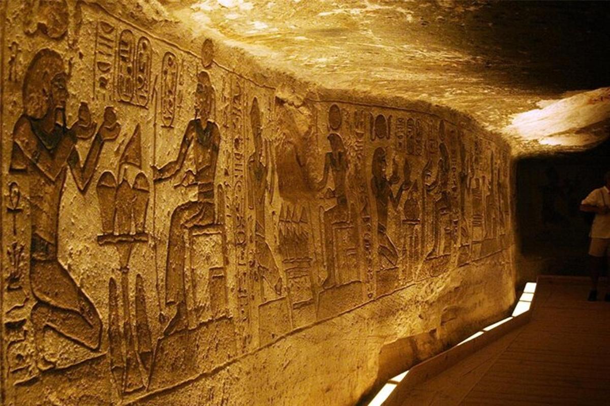 zeď s hieroglyfy v jeskyni