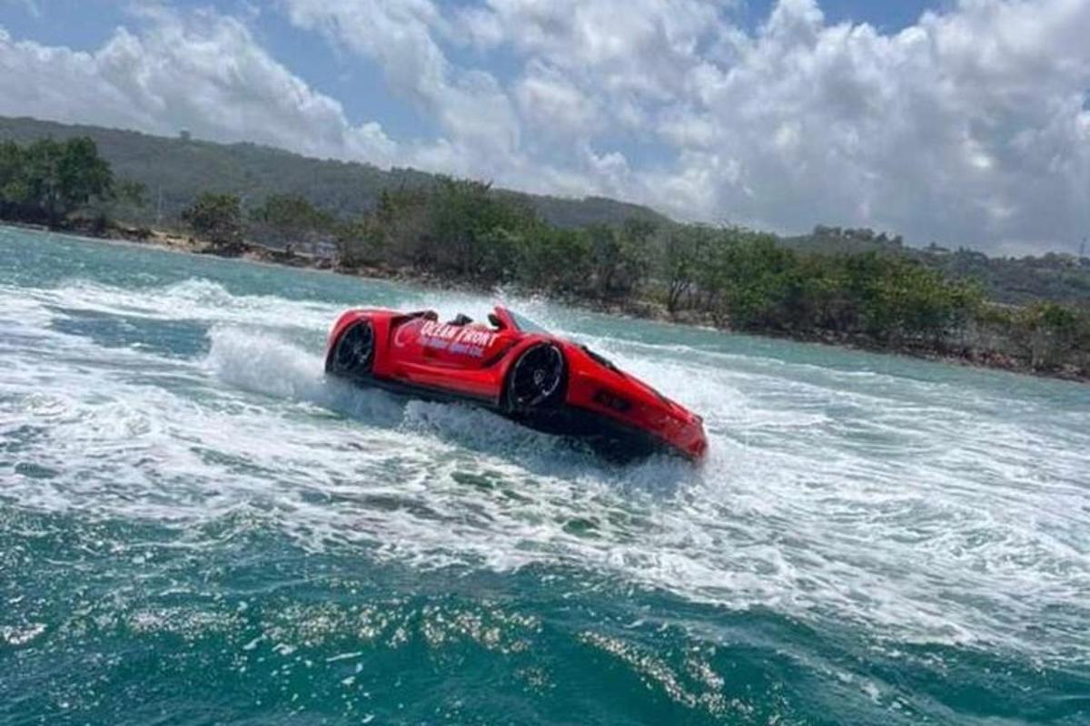 sebuah kereta merah di tengah-tengah air