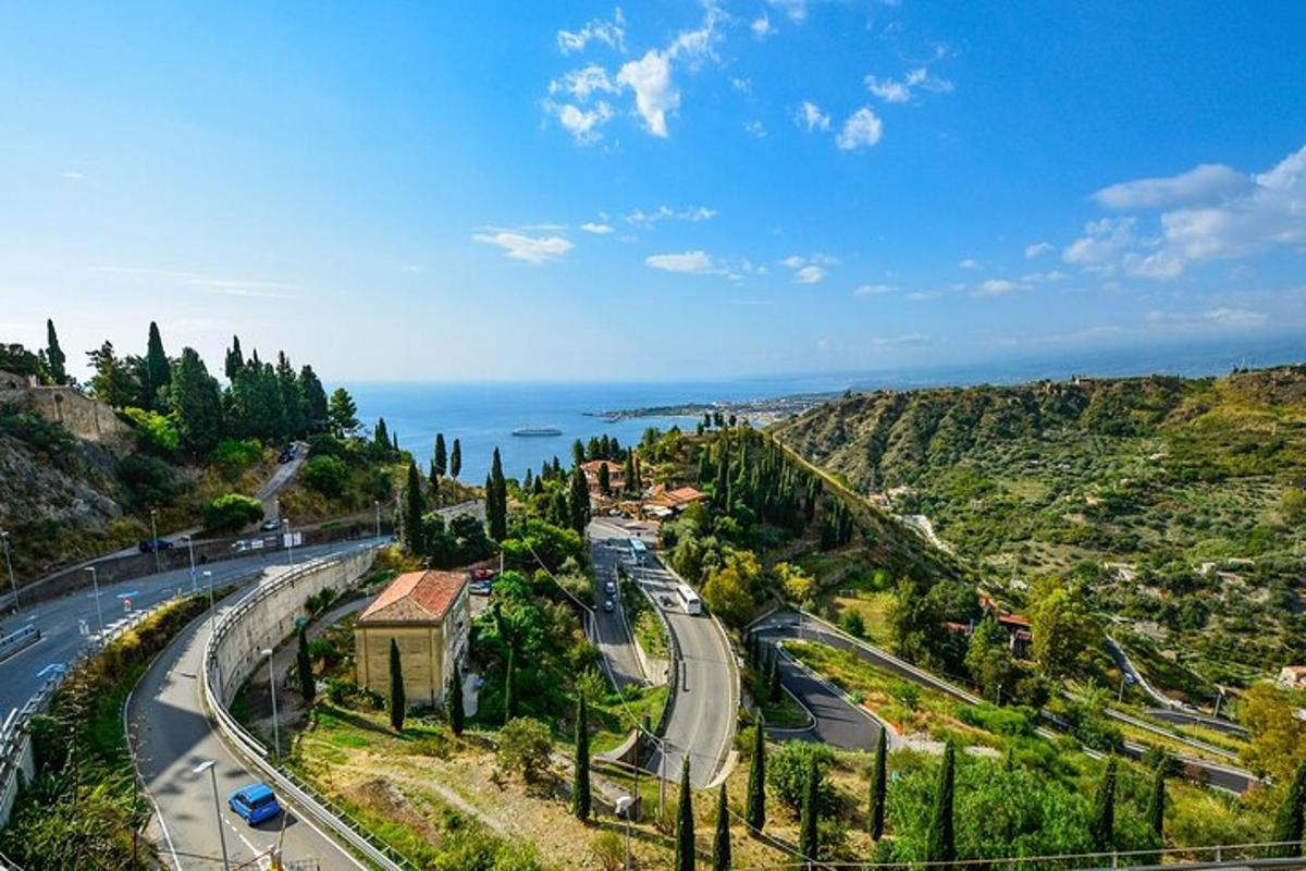 una vista di una città con una strada e l'oceano