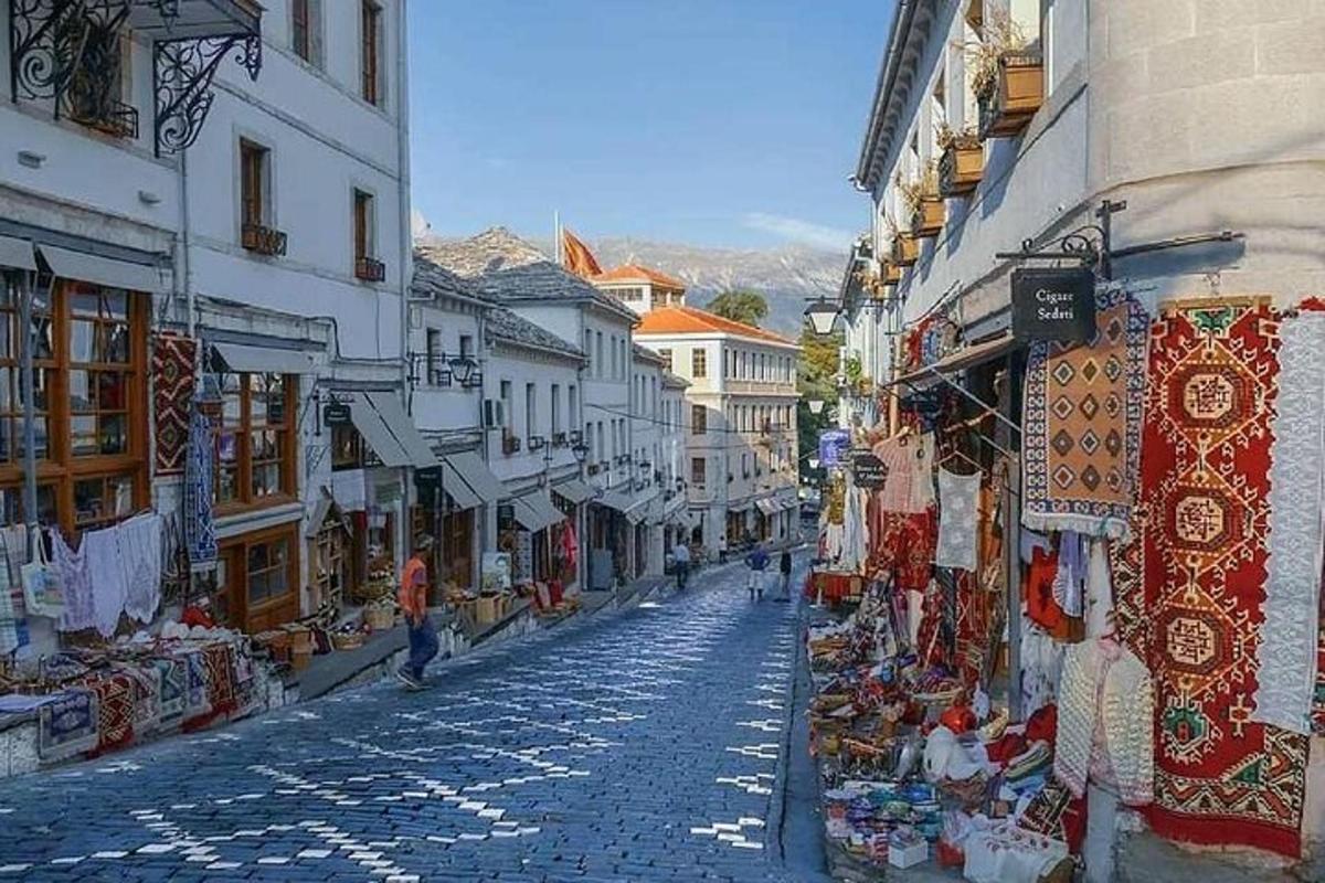 Dlážděná ulice s obchody se suvenýry ve městě