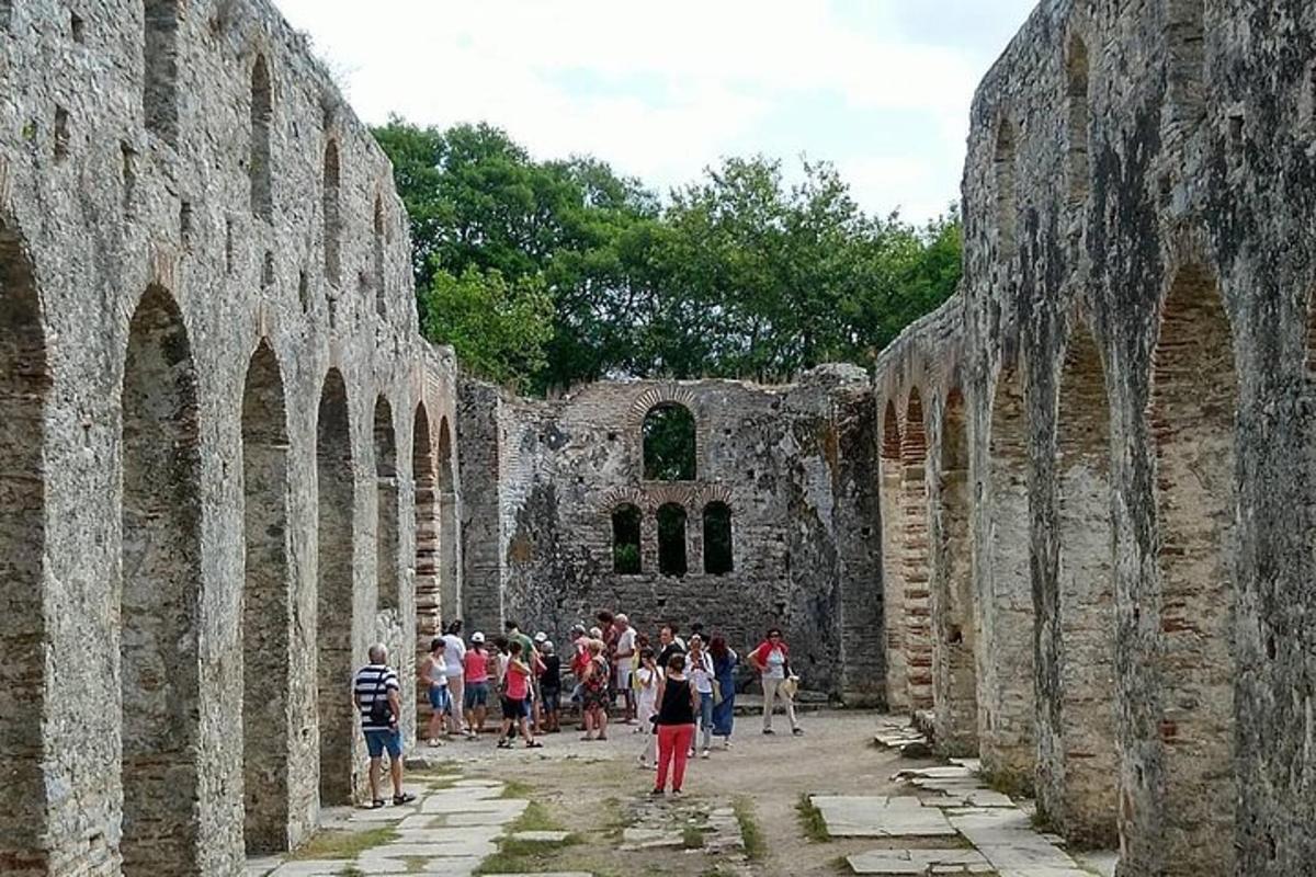 skupina lidí stojících ve staré budově