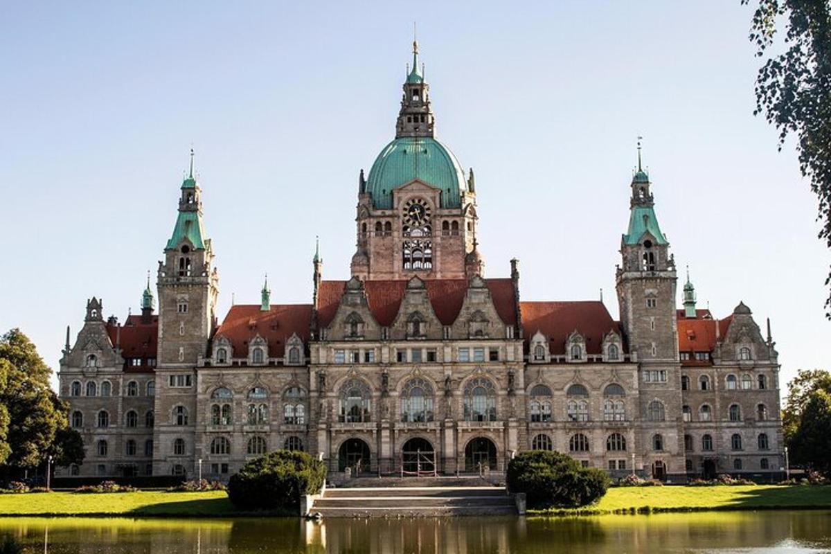 um grande edifício com uma torre do relógio no topo