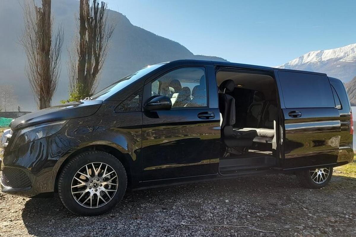 sebuah van hitam diletakkan di tempat letak kereta