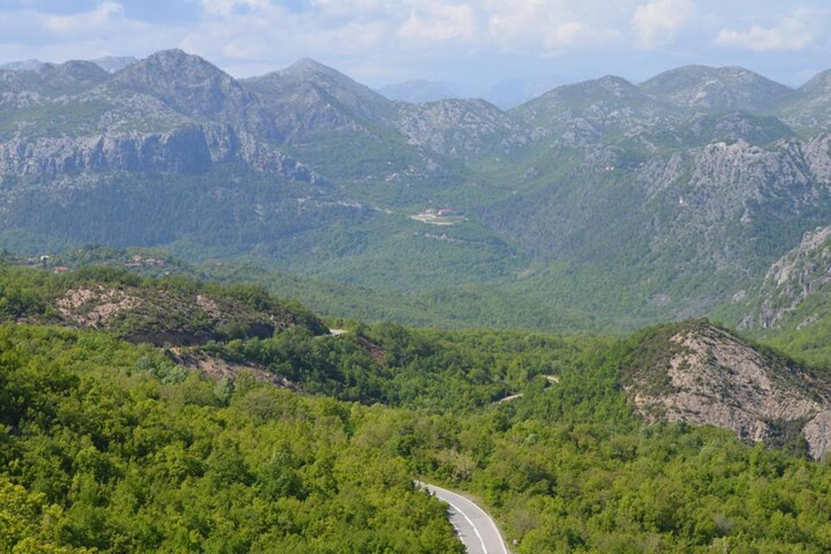 egy kanyargós út egy hegylánc közepén