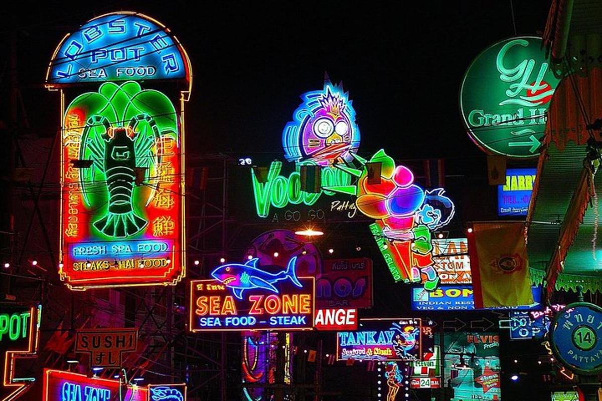 eine Reihe von Neonschildern in einer Stadt bei Nacht