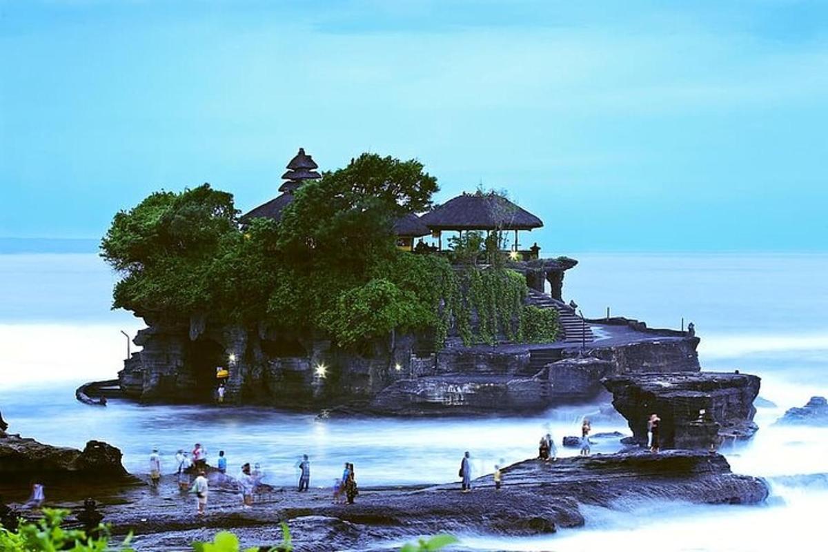 un gruppo di persone in piedi su un'isola nell'oceano