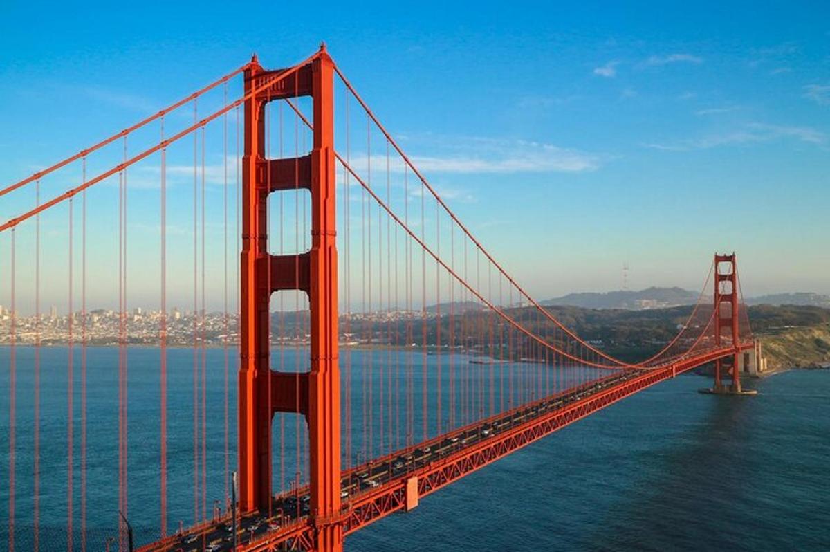 eine Golden Gate Bridge mit einer Stadt im Hintergrund