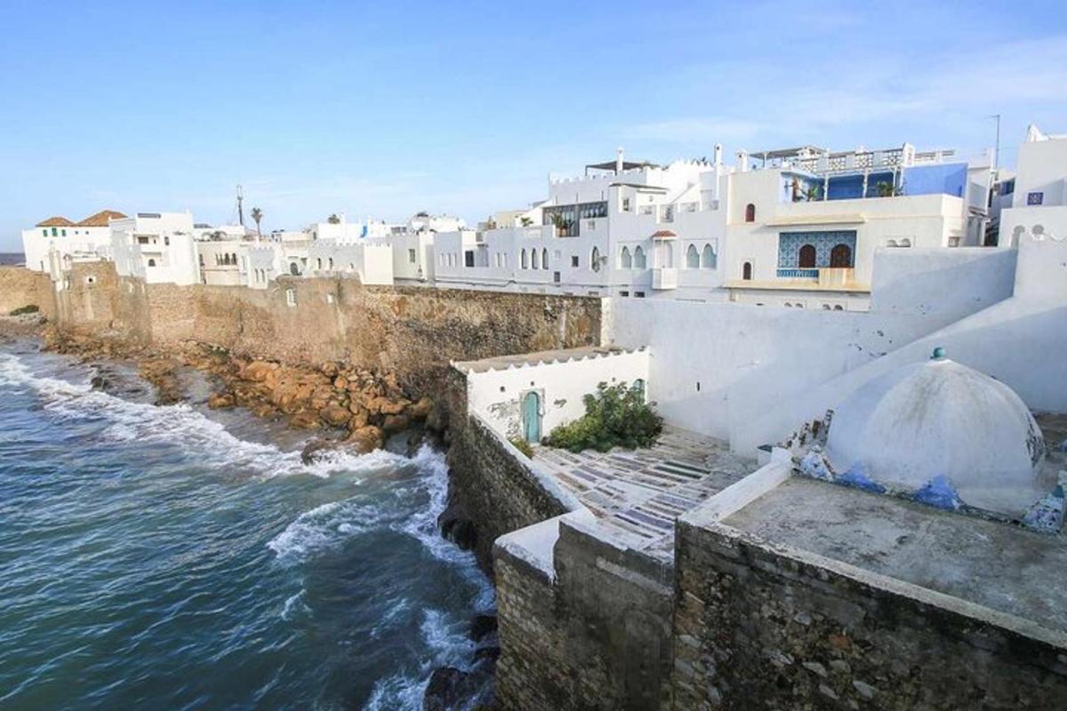 um grupo de edifícios brancos perto da água