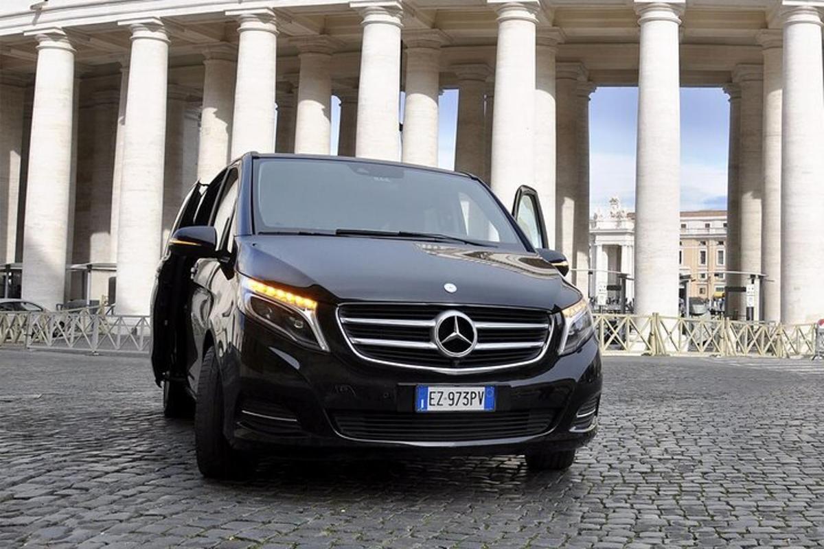 černé auto zaparkované před budovou