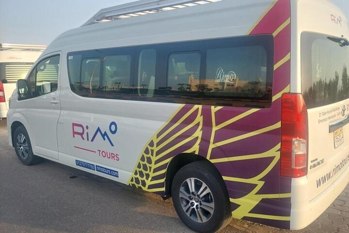 sebuah van putih diletakkan di tempat letak kereta