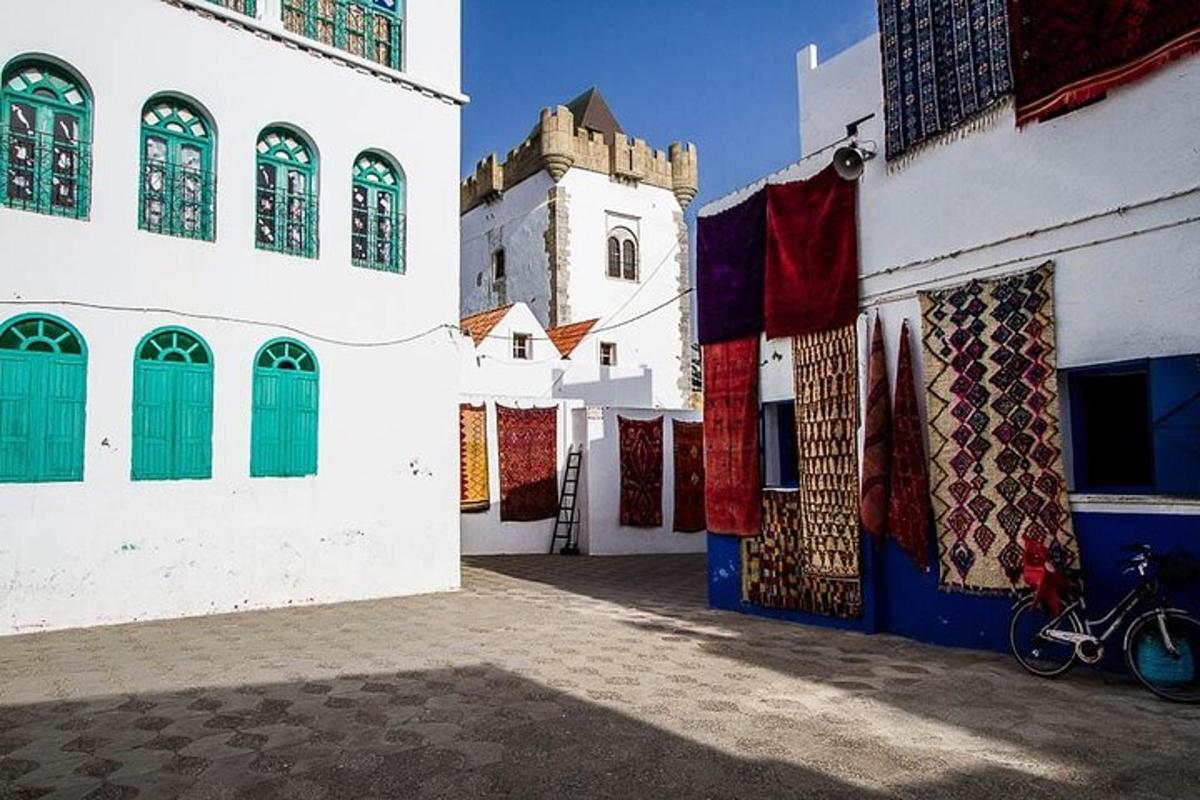 um grupo de edifícios com portas verdes e uma torre do relógio