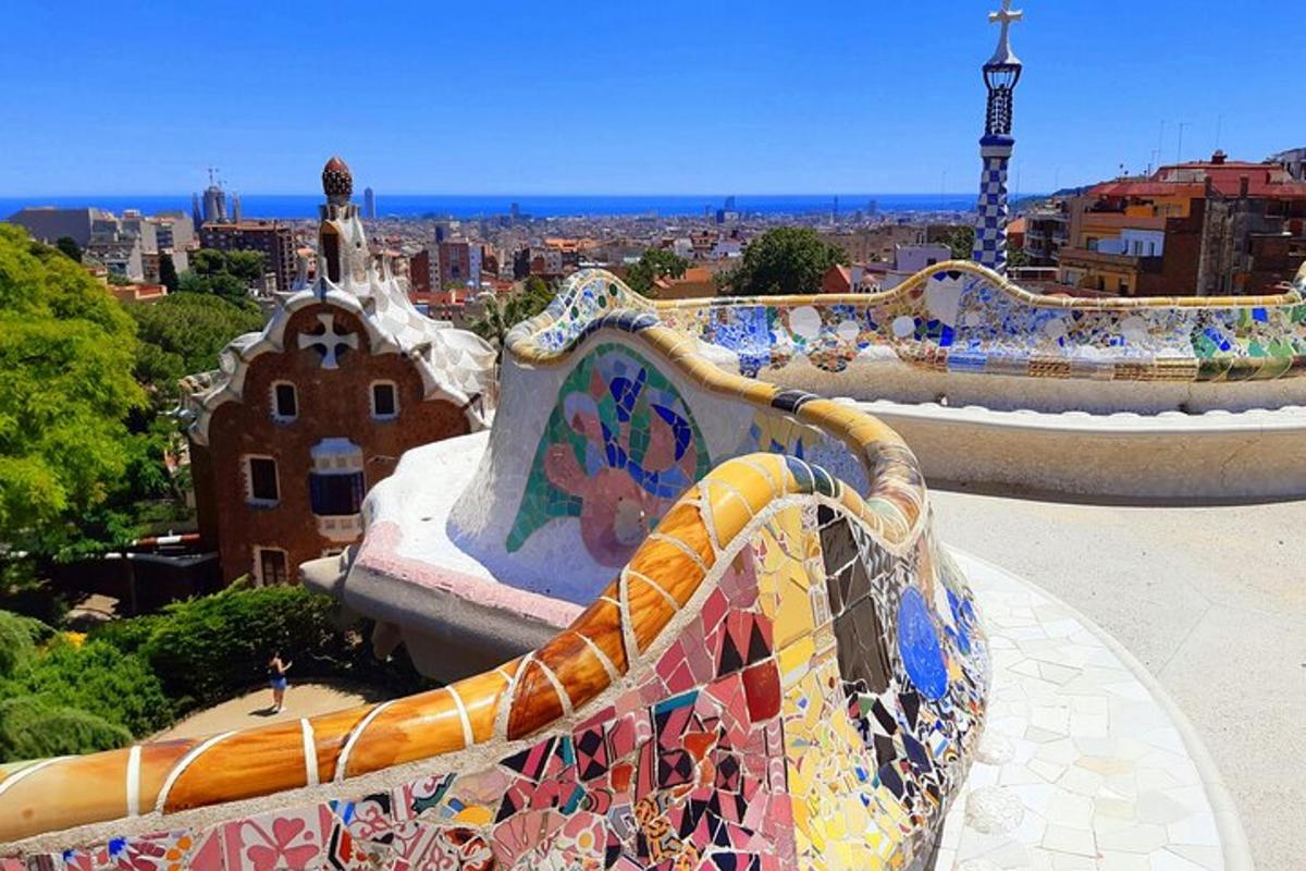 un skatepark amb una pintura al costat