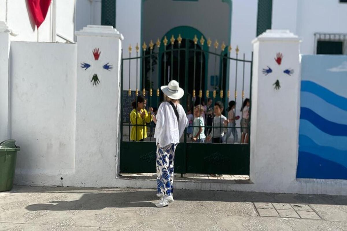uma mulher parada na frente de uma multidão de pessoas