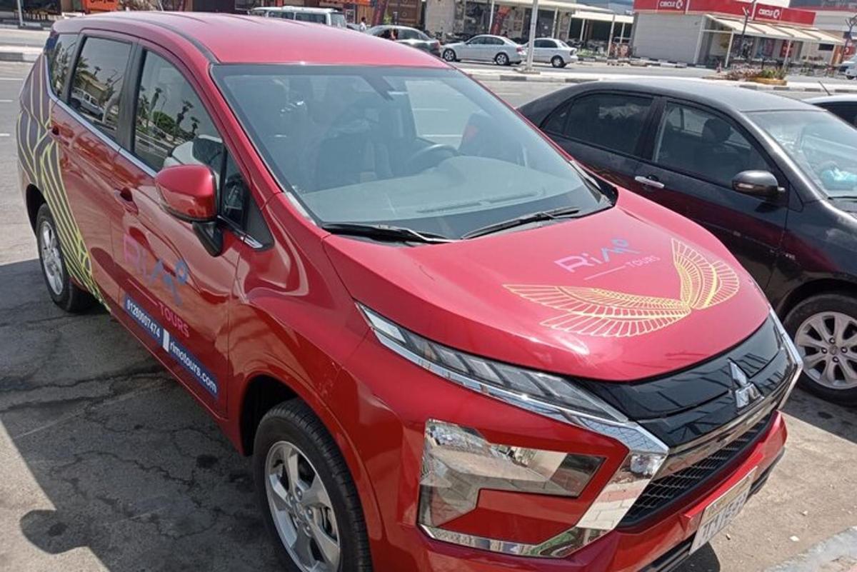 punane auto pargitud parklas