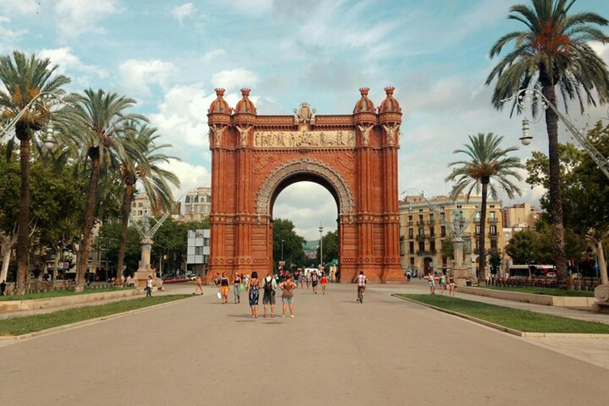 un arc en una ciutat amb gent caminant