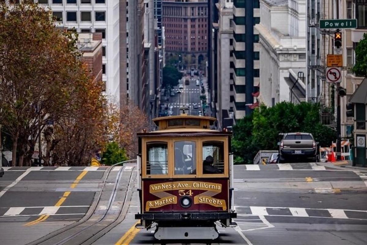 un piccolo tram su una strada cittadina