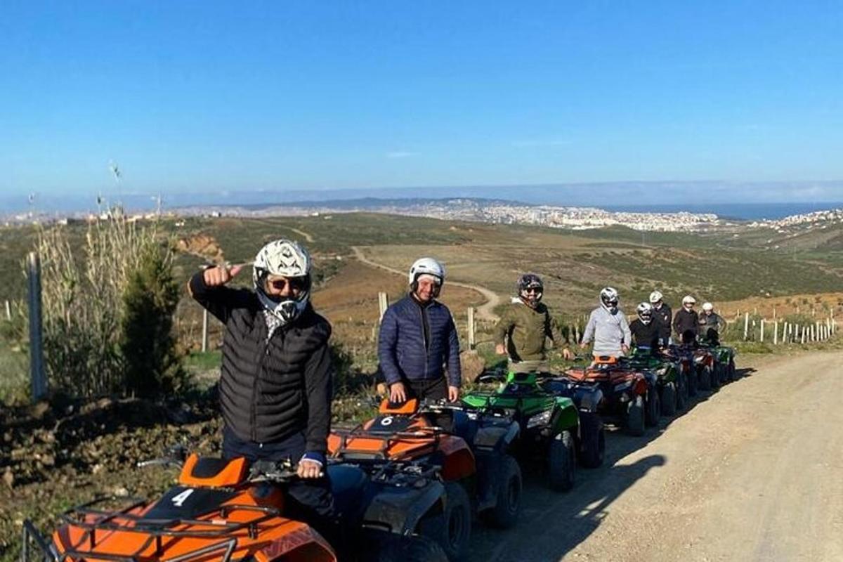 un gruppo di persone che guidano quad su una strada sterrata