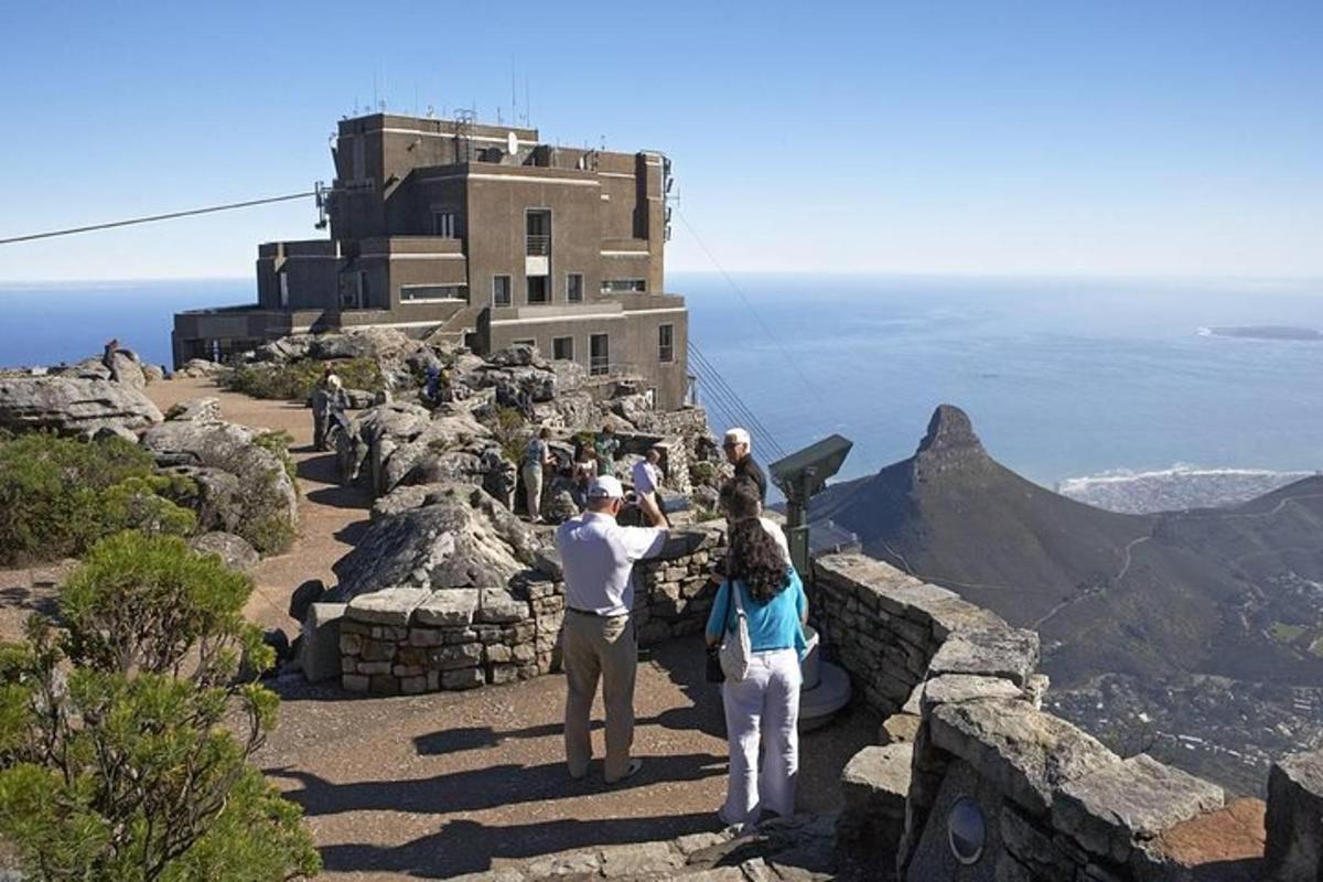 un gruppo di persone in piedi sulla cima di una montagna