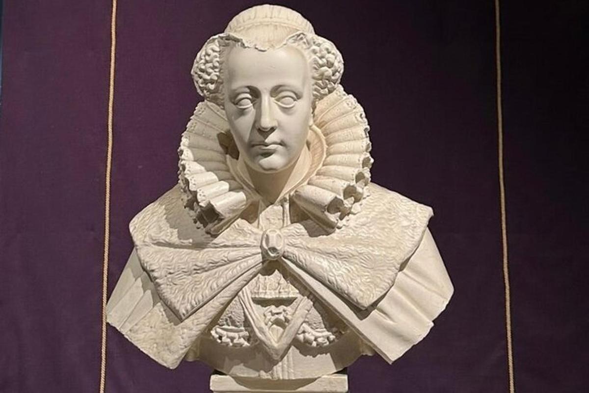 una estatua de una mujer sosteniendo un par de tijeras