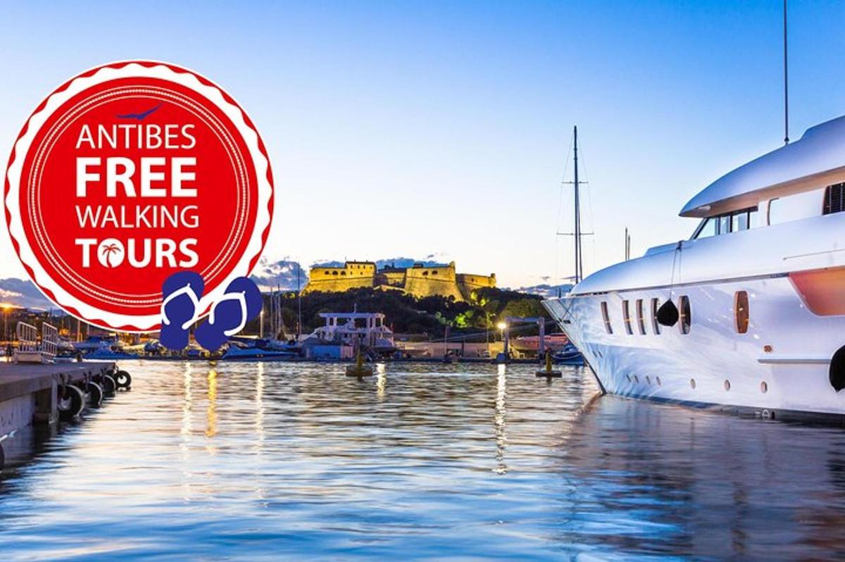 una nave da crociera è attraccata in un porto turistico