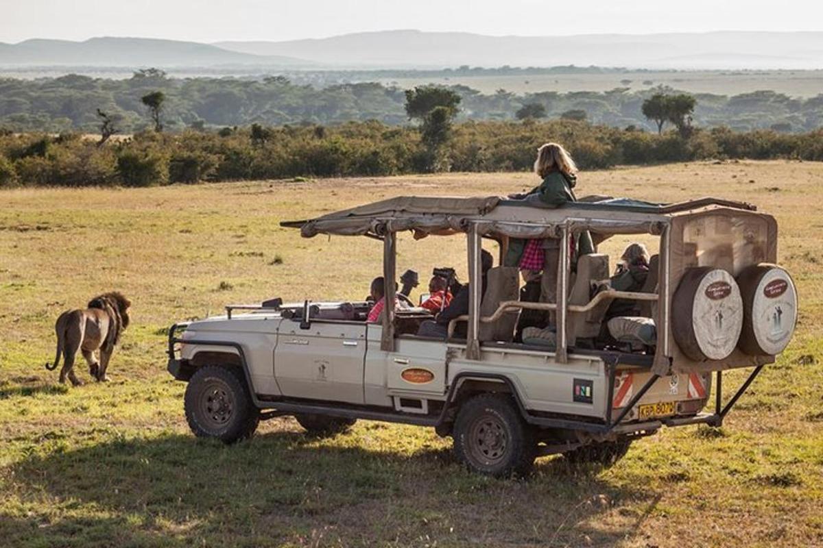 un gruppo di persone in una jeep in un campo