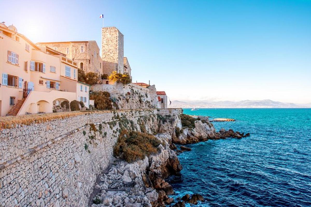 un gruppo di edifici su una scogliera vicino all'acqua