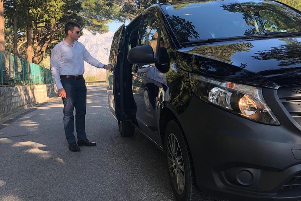 vyras atidaro automobilio dureles