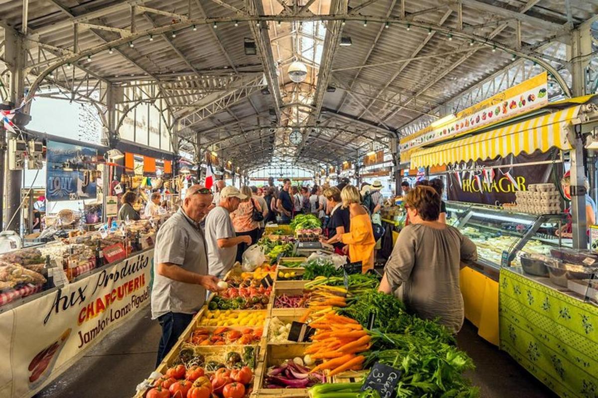 un gruppo di persone in piedi intorno a un mercato con frutta e verdura