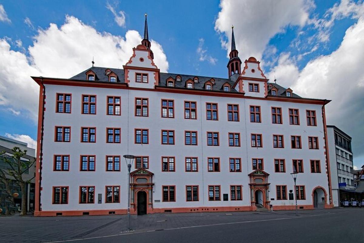 un grande edificio bianco con una torre in cima