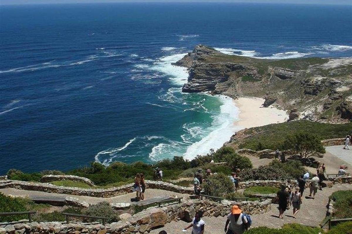 un gruppo di persone che camminano lungo una spiaggia