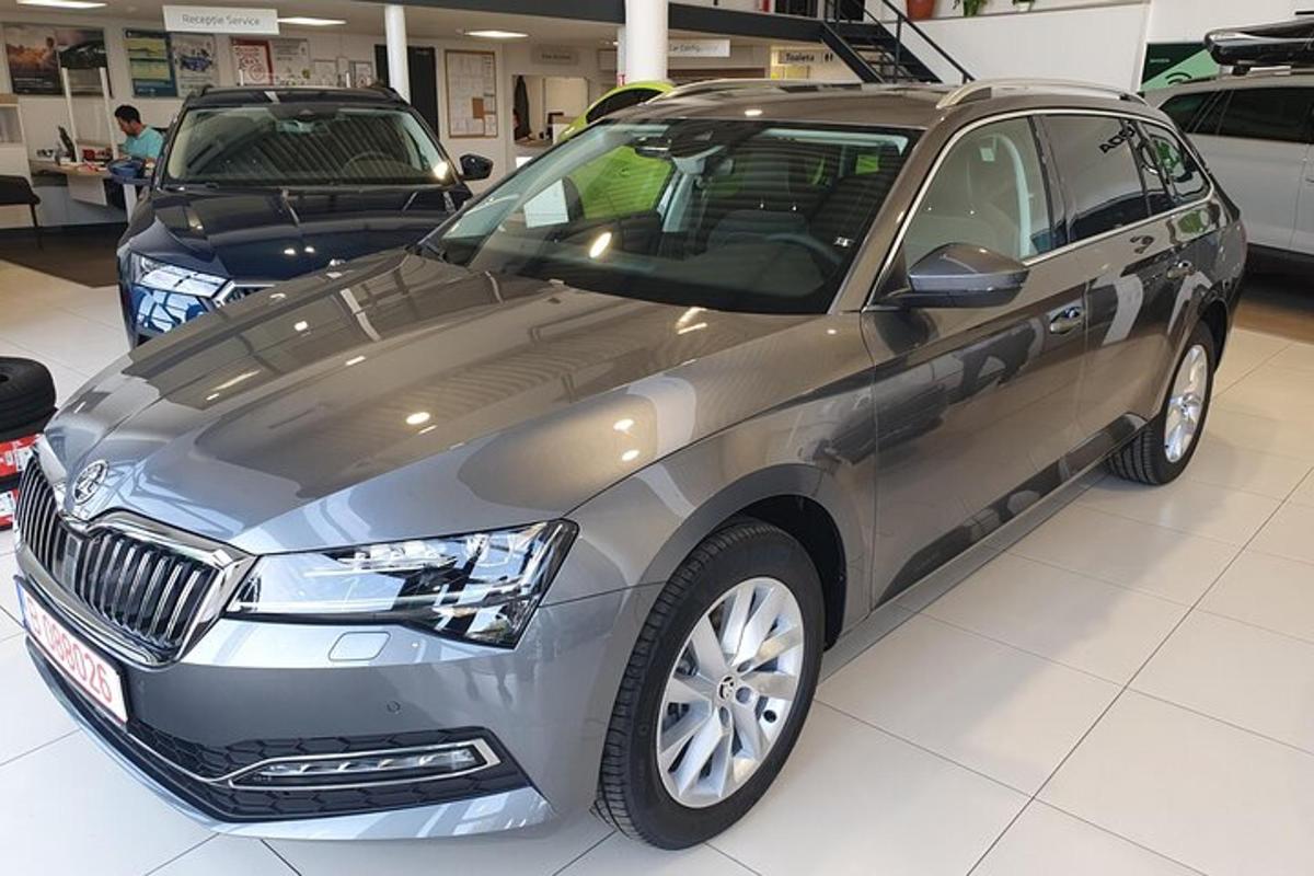 一辆银色汽车停在车库里