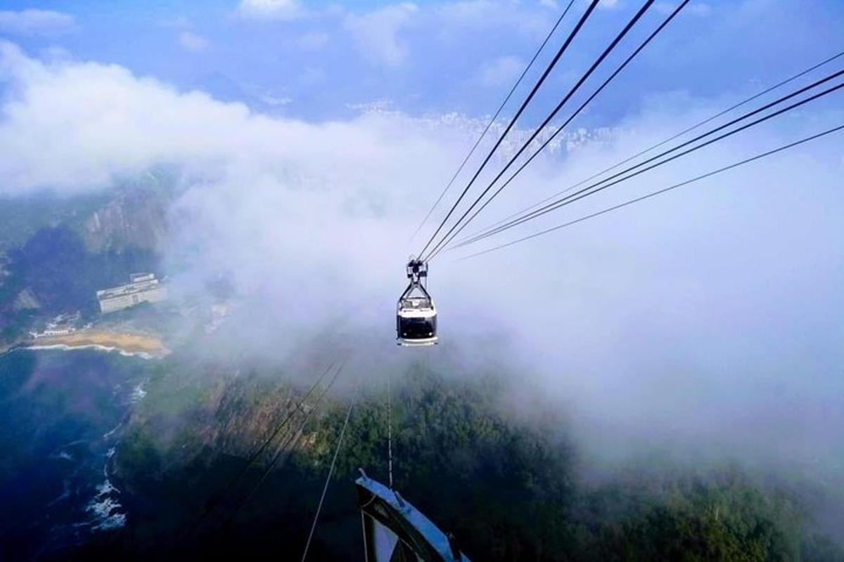 gondola letící skrz mraky v horách