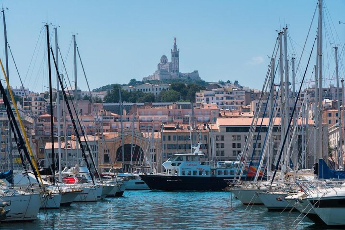 μια ομάδα σκαφών έδεσε σε ένα λιμάνι με μια πόλη