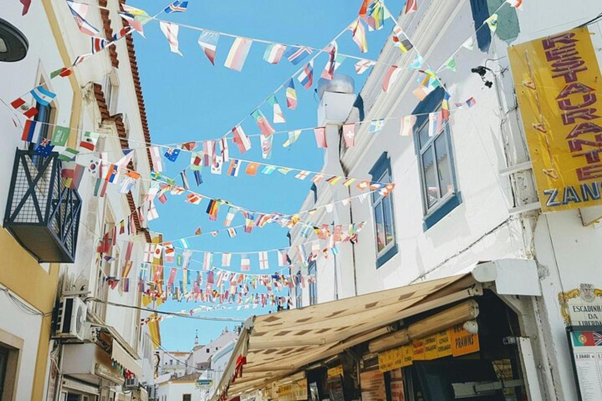 une rue avec un tas de drapeaux accrochés aux bâtiments