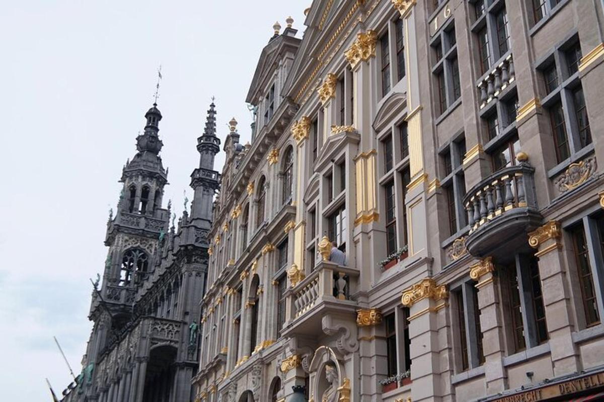 um edifício com uma torre de relógio ao lado de um edifício