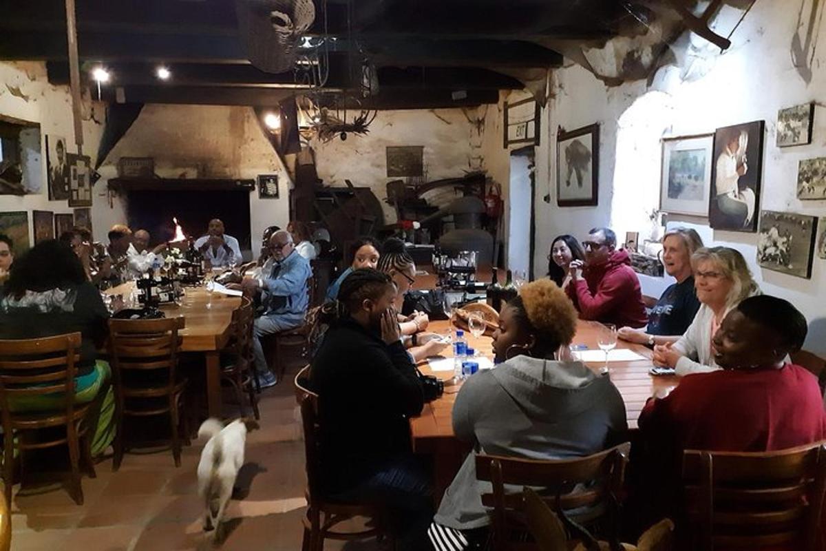 skupina lidí sedících kolem stolu v restauraci