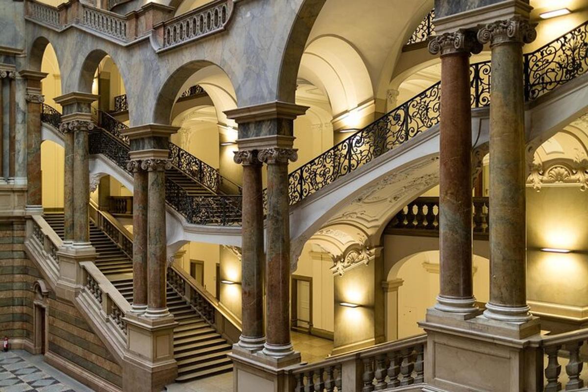 uma imagem de um edifício com escadas e pilares