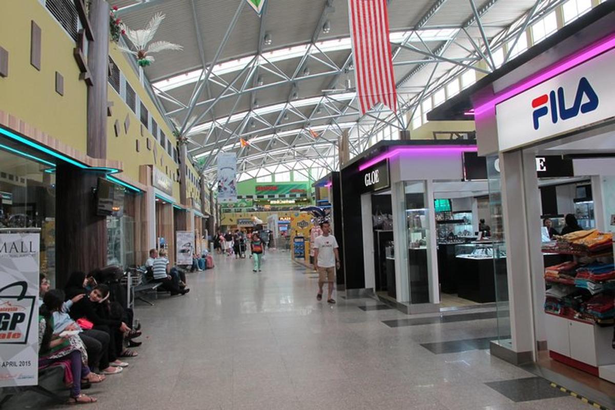 nákupní centrum s lidmi, kteří v něm sedí a chodí