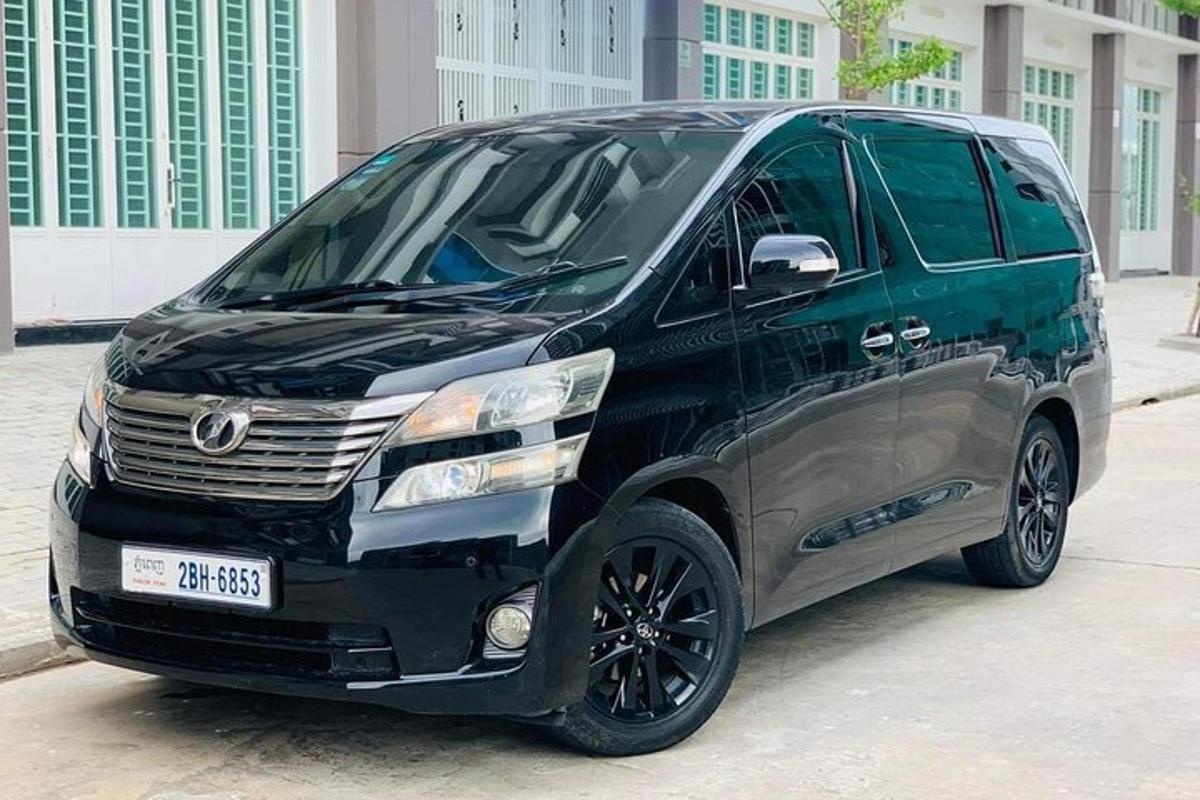 一辆黑色 SUV 停在一栋建筑前