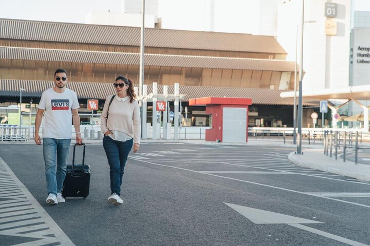 un home i una dona caminant pel carrer amb una maleta